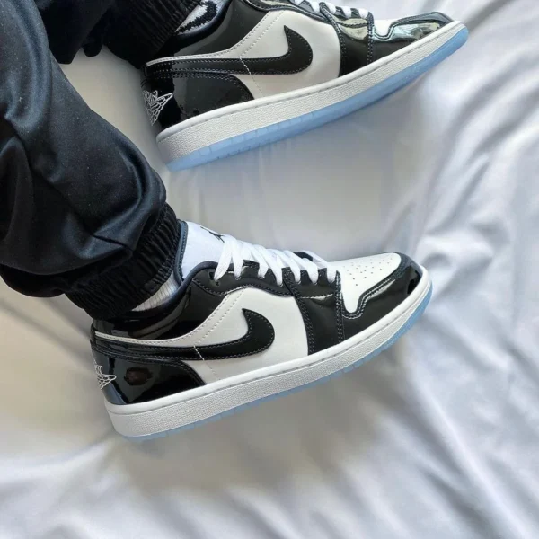 Air Jordan 1 Low Concord, las Jordan de color negro brillante.