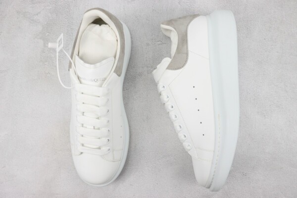 Alexander McQueen Light Grey, las Alexander McQueen de color gris.