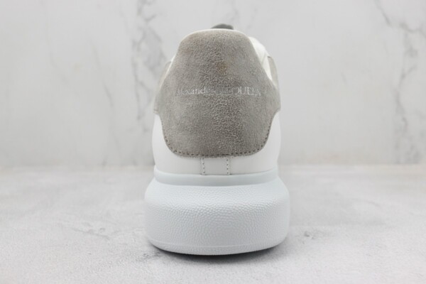 Alexander McQueen Light Grey, las Alexander McQueen de color gris.